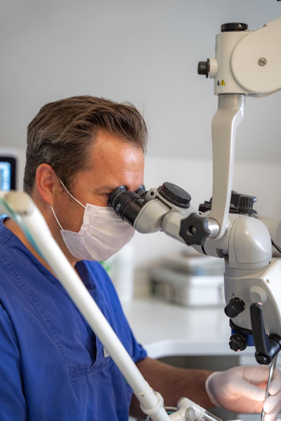 Behandlung mit dem Mikroskop in der Praxisklinik